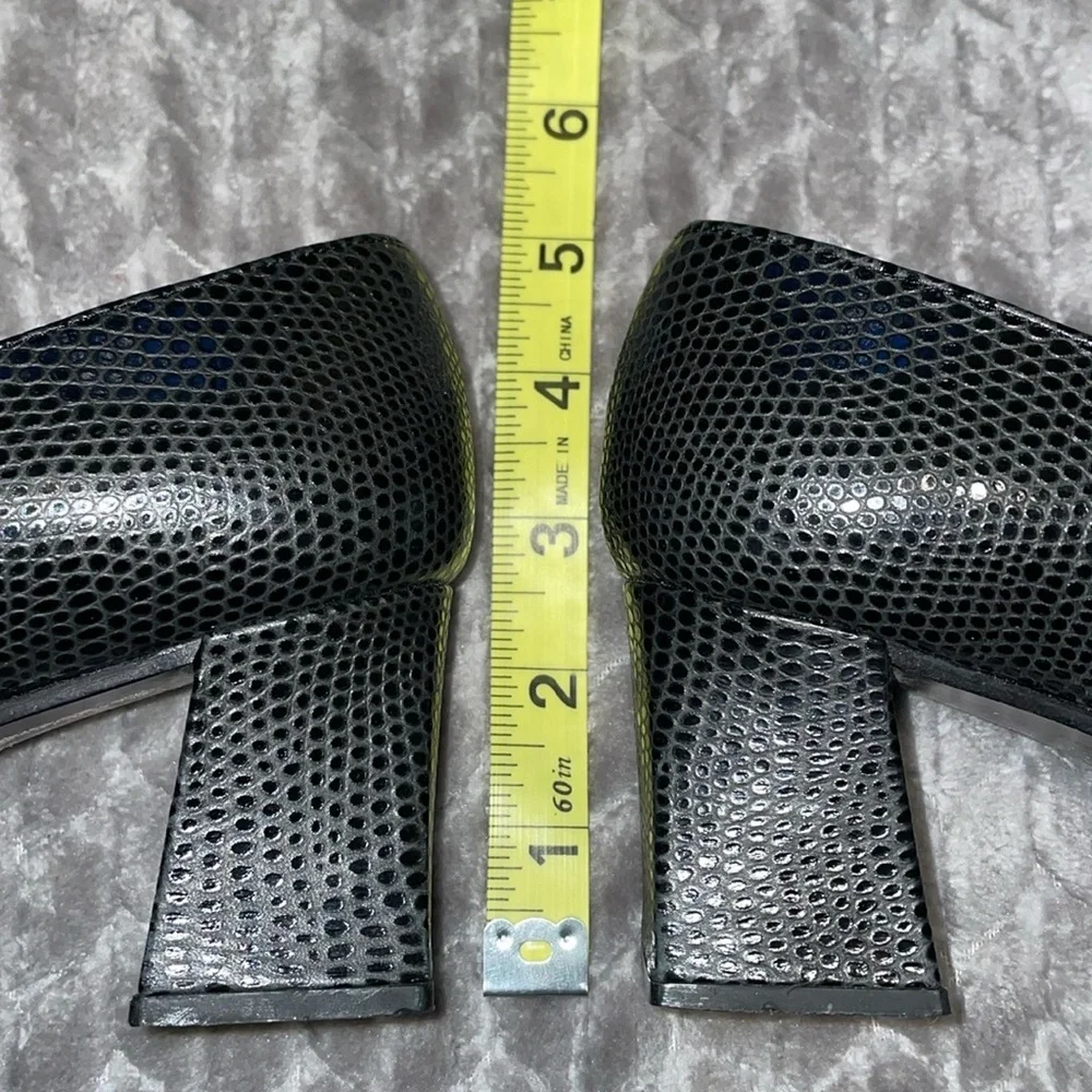 Stuart Weitzman Elegant Black Leather‎ Women's Block/Chunky Heels. Size 6.